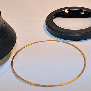 Die originale Frontlinse des Tokina-Fisheyes (rechts) soll in die große gewölbte neue Front-Streulinse mit 8 cm Durchmesser eingepasst werden.