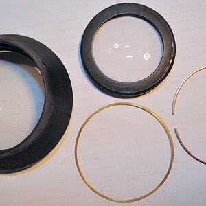 Die originale Frontlinse des Tokina-Fisheyes (Mitte oben) soll in die große gewölbte neue Front-Streulinse mit 8 cm Durchmesser eingepasst werden.