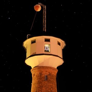 Wasserturm mit Sternenhimmel