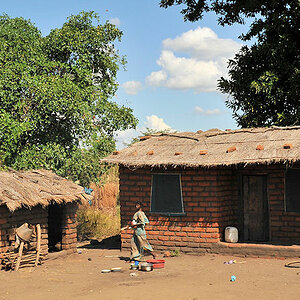Das Leben findet in Afrika oft vor dem Haus statt.
Hier wird das Mittagessen gekocht
(0574)