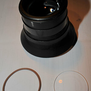 Die zusätzliche hochdispersive Sammellinse soll hinter die originale Rücklinse des Tokina-Fisheyes eingepasst werden.