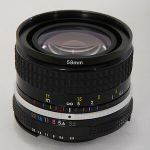 Das AI-Nikkor f/3.5 28mm mit der 58 mm Frontfassung.