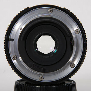 Das AI-Nikkor f/3.5 28mm mit der 58 mm Frontfassung.