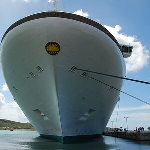 Im Hafen von Aruba... wie klein doch die Menschlein daneben sind.