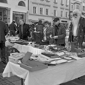 2101000 N02 15sw FlohMarkt Linz 900h
