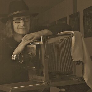Self in schmutzigem Spiegel auf alt getrimmt. Kamera Fuji S3 und unter mir die Burke & James 8x10 inch Kamera aus Chicago ca. 1970!

Cheers Armin