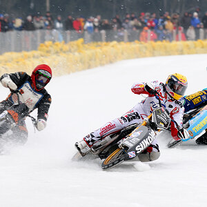 In der Mitte (weisser Rennanzug) Franz "Franky" Zorn (AUT), Gesamtsieger