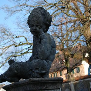Auf dem Friedhof wacht ein Engerl, man geht dran vorbei und voreinmal erblickt mich ein Schädel..