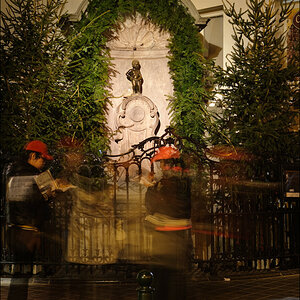 Japaner vor weihnachtlichem Manneken Pis