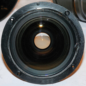 Die Frontlinse eines Sigma AF 24/1.8D macro EX DG ist am Rand ausgebrochen. Da die Ausbruchstelle (die Frontlinse dreht sich nicht beim Fokusieren) au