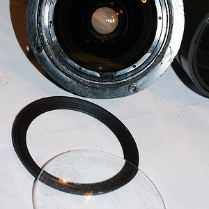 Die beschädigte Frontlinse eines Sigma AF 24/1.8D macro EX DG wurde ausgebaut.