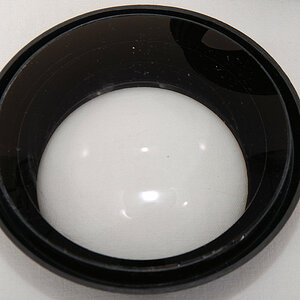 Einzelteil für das neue Fünflinsige Fisheye:
Die große gewölbte Front-Streulinse mit 8 cm Durchmesser.
