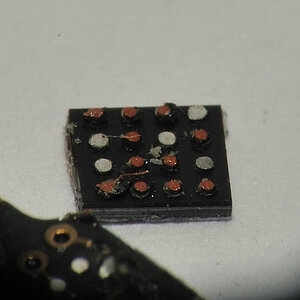 Ein Dandelion-Chip, mit Superkleber am Objektiv befestigt, zerbrach beim wieder Abmachen unrettbar.