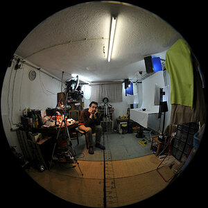 Mit dem neuen FX-Fisheye bei f/11,
etwas nachgeschärft, aber ohne CA-Korrektur (JPG_out_of_the_cam)!