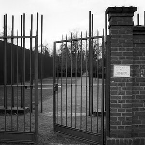 geschlossen ; )

FE | Lens Series E 28mm 1:2.8 | Fuji Neopan Acros 100 | Coolscan 5000