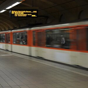 Einfahrende U-Bahn