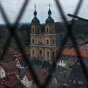 Blick auf Basilika aus einem Fenster der Burg Gößweinstein