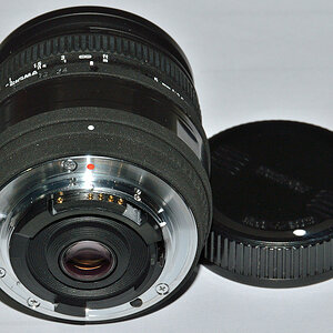 Sigma 18-50/3.5-5.6 AF
Fixiert auf FB 18mm f/3.5, Fokustubus verstärkt,
AF und Elektronik ausgebaut, Dandelion-Chip (5mm f/3.5) angeklebt.