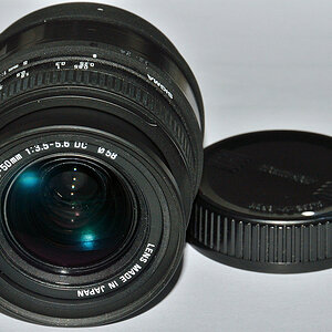 Sigma 18-50/3.5-5.6 AF
Fixiert auf FB 18mm f/3.5, Fokustubus verstärkt,
AF und Elektronik ausgebaut, Dandelion-Chip (5mm f/3.5) angeklebt.