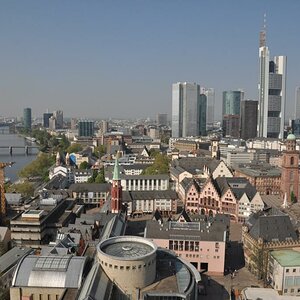 Blick vom Turm des Frankfurter Doms auf Skyline, Römer und Paulskirche