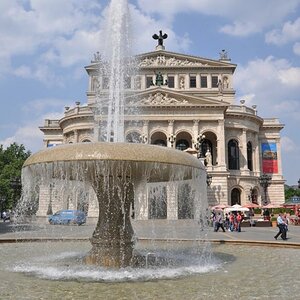 Alte Oper mit Brunnen