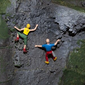 Wall Climbing - Miniatur Männchen beim Klettern