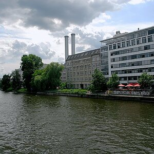DreiRoteSchirmeMitWolken 0029 090706 800x536 85
