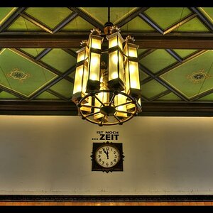 5 vor 12. Es ist noch Zeit.
Bahnhofs-Impressionen I