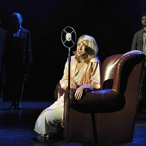 Letzte Rundfunkansprache: Kurz vor ihrem Leukämietod stilisiert sich die sterbende Evita (Caroline Frank) selbst zur Legende.