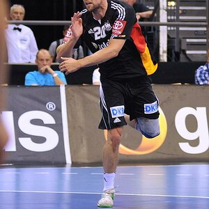 Christian Sprenger schließt einen Tempogegenstoß erfolgreich ab.