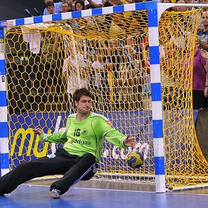 Carsten Lichtlein - ein sicherer Rückhalt der DHB-Auswahl - hält in der Schlussphase des Spiels auch diesen Ball.