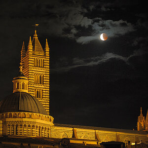 Mondfisternis in Siena