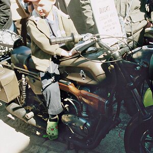 Die spinnen die Finnen
Motorradtreffen an Vappu (01.05.2009 in Hyvinkää Finland)
Exif: F-801s, AF 2,8/35-70, Dia-Film, ...