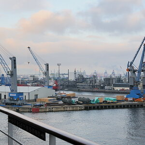 Drehen vor dem Anlegen am Hamburg Cruise Center
DSC 2018