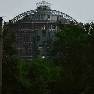 Gasometer bei Nacht