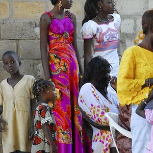 Im Senegal gibt es viele hochgewachsene attraktive Frauen.
Allerdings muss man als männlicher Tourist ein wichtiges Kriterium im Auge behalten: ein of