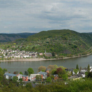 Rheinschleife bei Boppard, aufgenommen oberhalb von Boppard am 15.04.2011.
[Nikon D80 + Nikkor 18-135mm 3,5-5,6 AF]