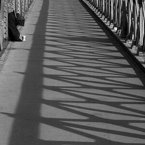 Bettlerin an der Kettenbrücke