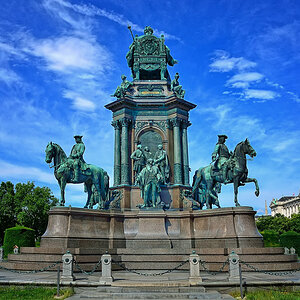 Monument vor dem Naturhistorischen Museum