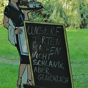 Schild vor einem Café in Putbus auf Rügen