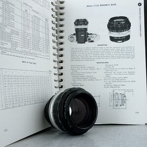 Nippon Kogaku Nikkor-H 85mm f1,8
(im Hintergrund "J.D. Cooper Nikon-Nikkormat Handbook", 2-bändig, 1974)
