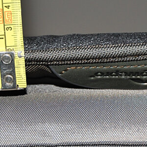 Die gepolsterte Schultergurtauflage ist ca. 1,5 - 2cm stark und straff gepolstert mit einer Antirusch-Gummierung.