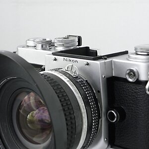 Nikon F2, abgenommenem Sucher & Nikkor 20mm 2,8Ai-S