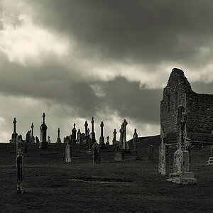X 0174 Irland 2011 Clonmacnoise old graveyard