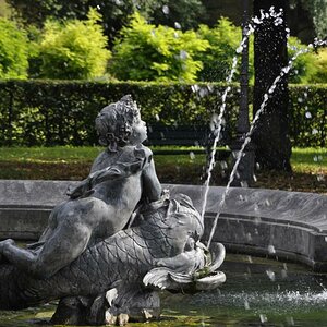 Engel auf der Fontäne.
Brunnen am Friedensengel in München.