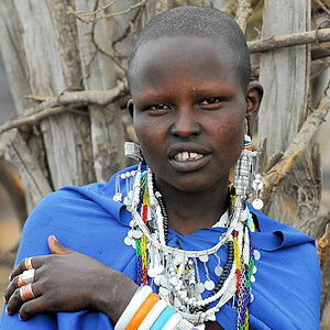 Maasai Frau in einen Dorf 
in der Nähe des Kambi Ya Tembo
9987