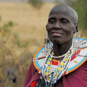 Maasai Frau in einen Dorf 
in der Nähe des Kambi Ya Tembo
9960