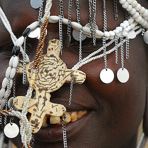 Maasai Frau versteckt sich zum Spaß hinter ihren Schmuck
in einen Dorf in der Nähe des Kambi Ya Tembo
9966