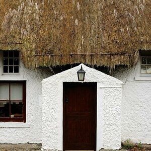 X 0013 Irland 2011 cottach with brwon door