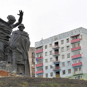 In Chiatura steht dieses Denkmal aus sowjetischer Zeit.
An Denkmal und Plattenbauten nagt der Zahn der Zeit.
(5873)